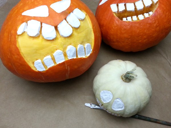 Halloween Kürbis bemalen