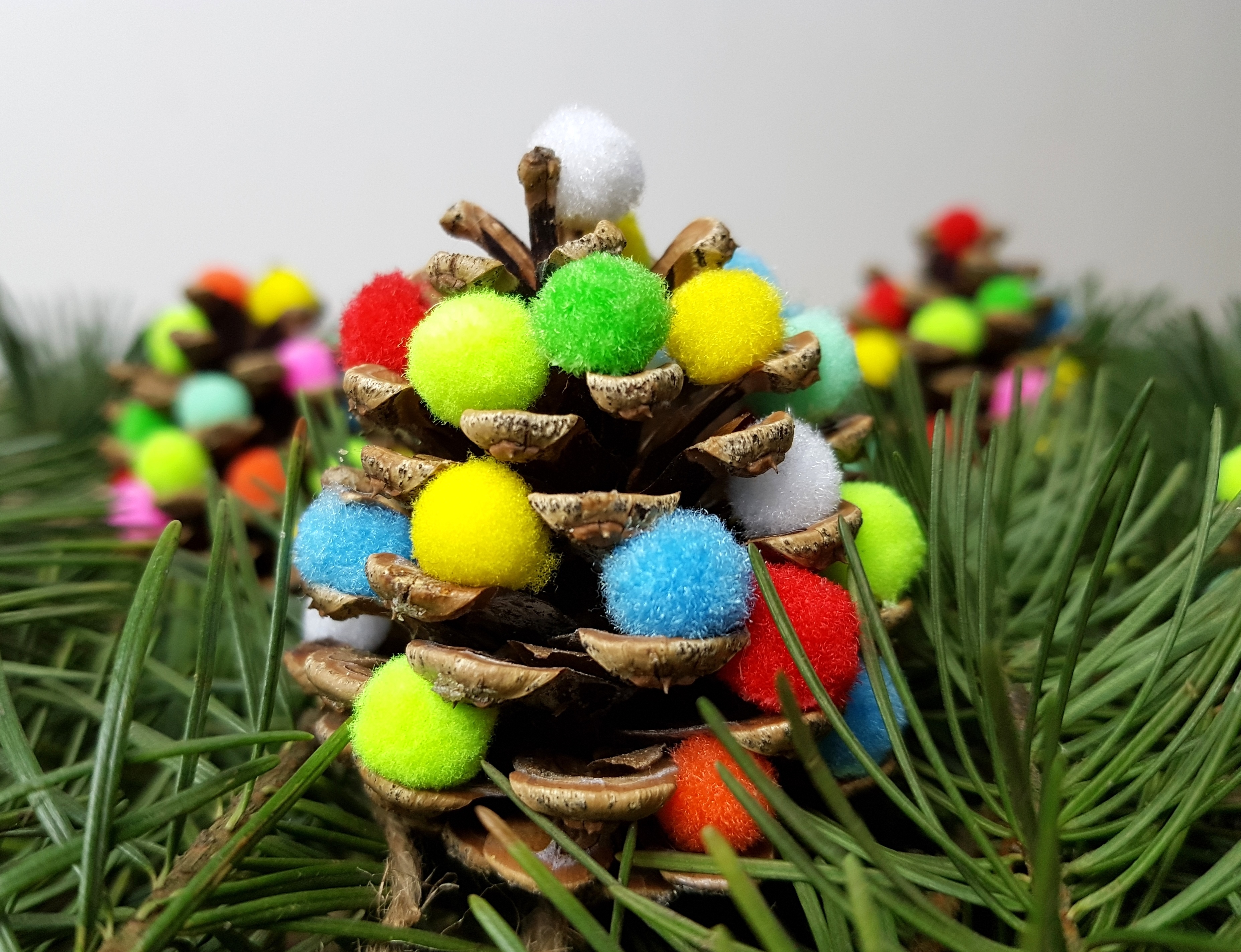 bunte Tannenzapfen für den Weihnachtsbaum