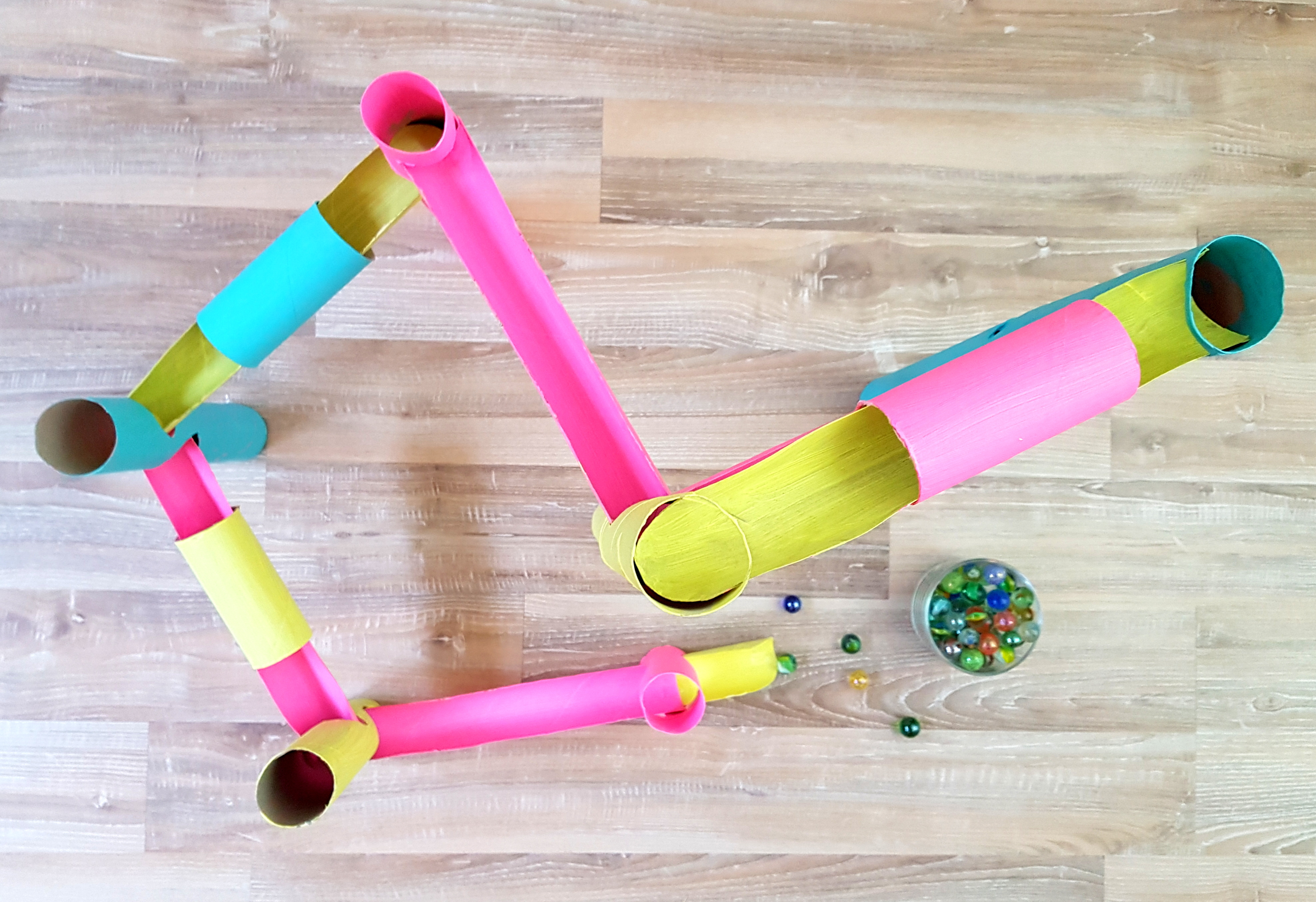 DIY Kugelbahn aus Papierrollen