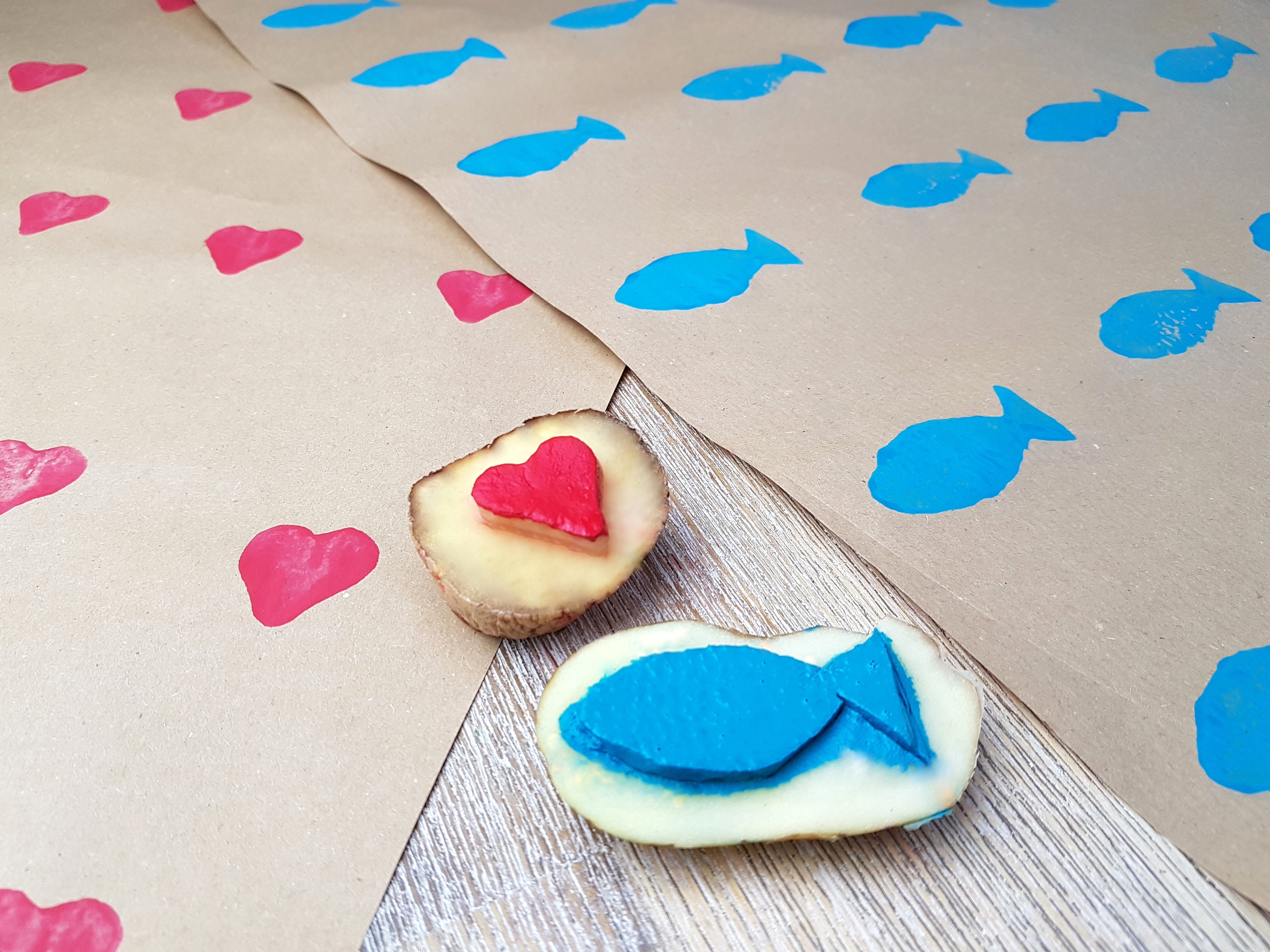 Kartoffeldruck Geschenkpapier DIY